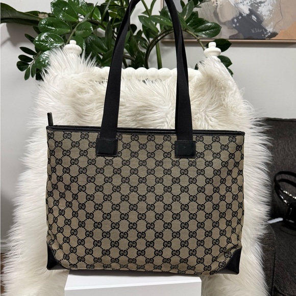 🔥SOLD🔥Authentic Gucci Beige GG Supreme Canvas Tote with Black Leather Pocket - Picture 4 of 17